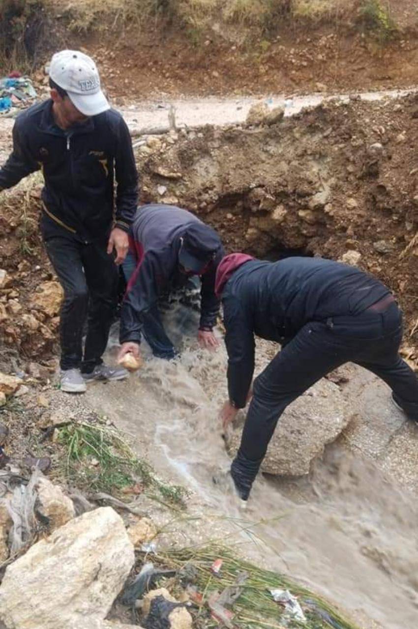 بلدية كفرنجة تواصل تنظيف مجاري تصريف المياه ... صور