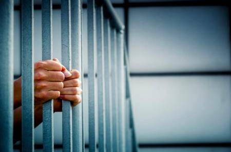 الحبس 6 أشهر لمفتش حكومي ادين بالفساد