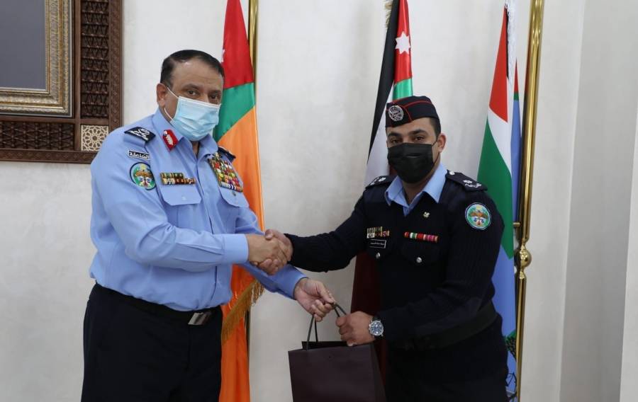 الحواتمة يسلم هدية ملكية لضابط حقق المركز الأول في العلوم الشرطية بأكاديمية العلوم الشرطيةالشارقة