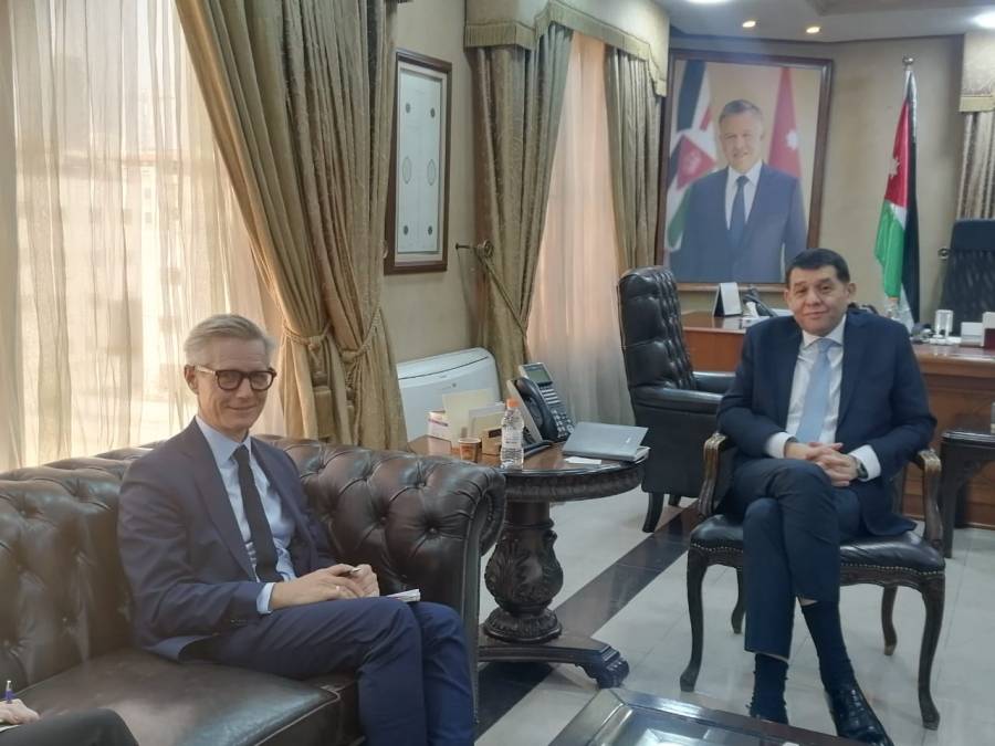 السفير النرويجي يزور وزارة العمل