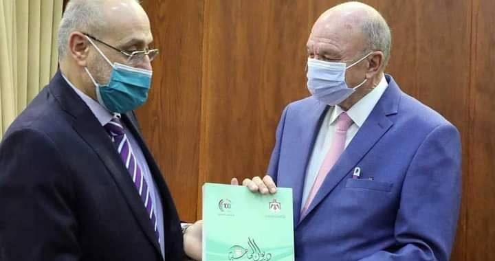 الفايز يتسلم تقرير ديوان المحاسبة للعام الماضي