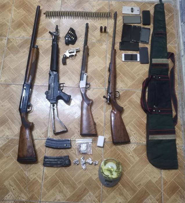 مكافحة المخدرات تلقي القبض على مطلوب بالاتجار بالمواد المخدرة في البادية الشمالية...صور