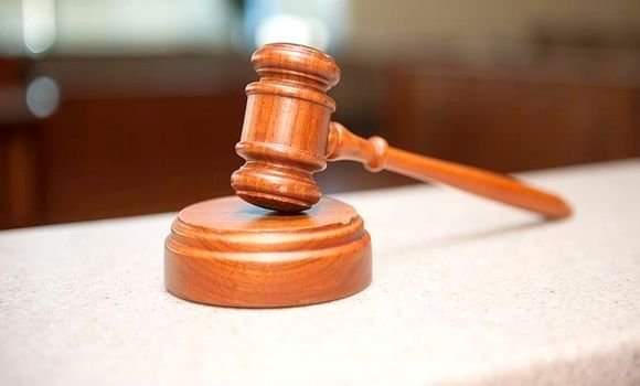 محامي يوجه انذارا عدليا للحكومة بشأن فرض لقاح كورونا على الطلاب