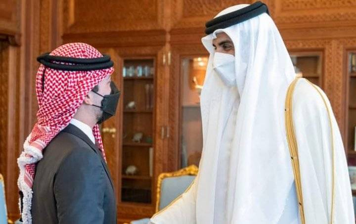 ولي العهد يبحث مع أمير قطر سبل تعزيز العلاقات بين البلدين _ صور