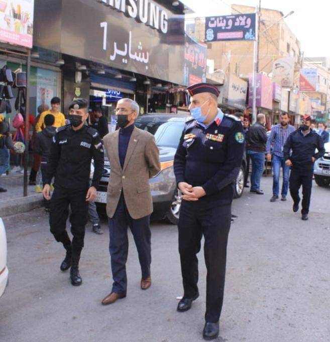 محافظ المفرق يوزع كمامات ومعقمات على المواطنين... صور