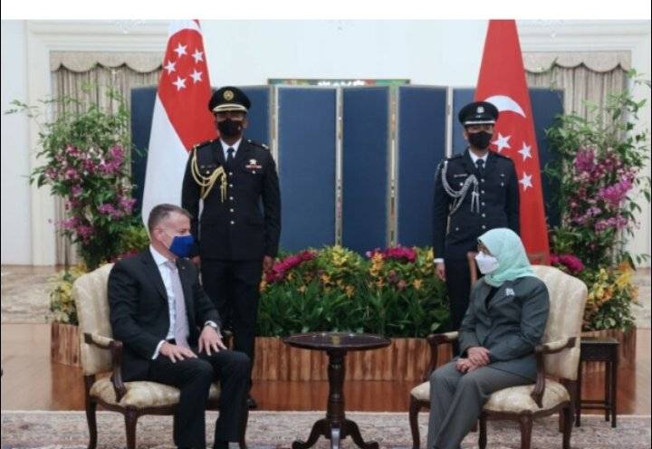 السفير النبر يقدم اوراق اعتماده لرئيسة سنغافورة