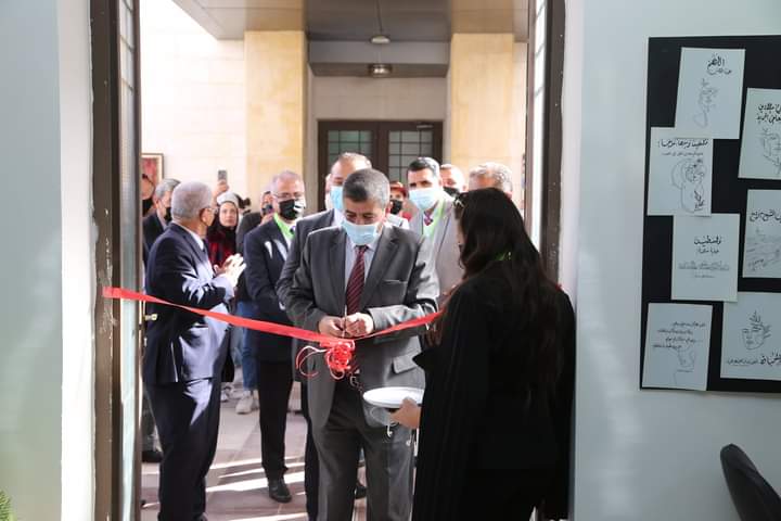 رئيس جامعة الزيتونة الأردنية يفتتح معرض السنوي لكلية العمارة والتصميم