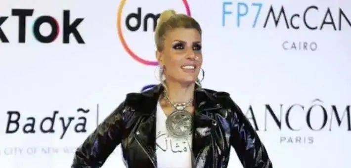 “آية قرآنية” على قميص ممثلة أردنية يثير الجدل في مصر