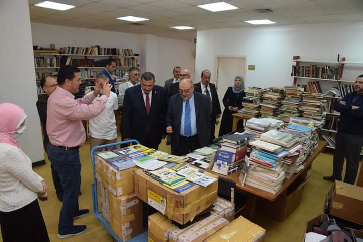 د. المقابلة يهدي مكتبة الجامعة الهاشمية (3000) كتاب والزبون يشكر