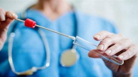 الصحة: فحص جيني لمصابي كورونا في المعابر الحدودية والمطارات