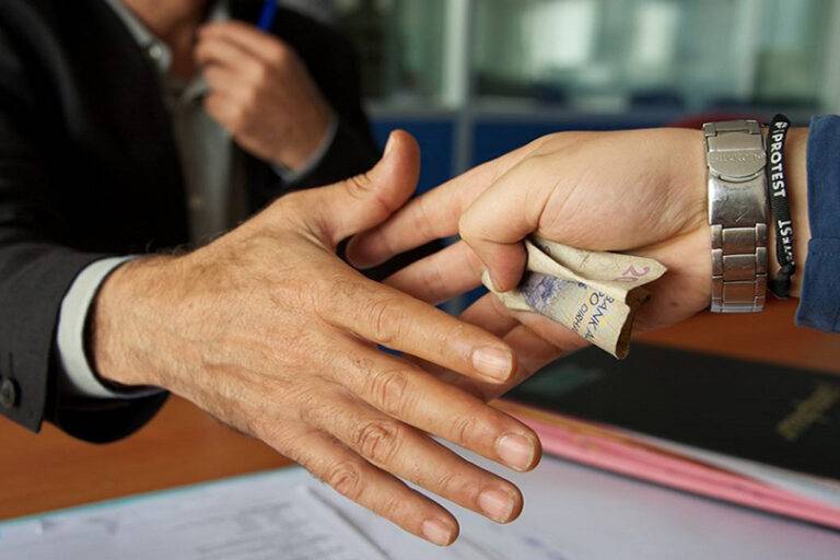 تحويل موظف للإدعاء العام بعد طلبه “رشوة” من أحد المراجعين