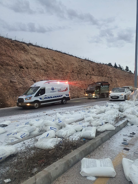 تدهور شاحنة على شارع الـ 100 اربد