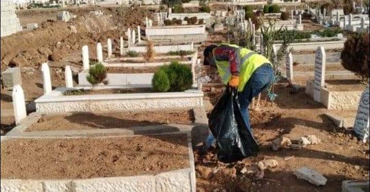 الدائرة الصحية في بلدية مادبا الكبرى تنفذ حملة نظافة شاملة للمقابر _صور