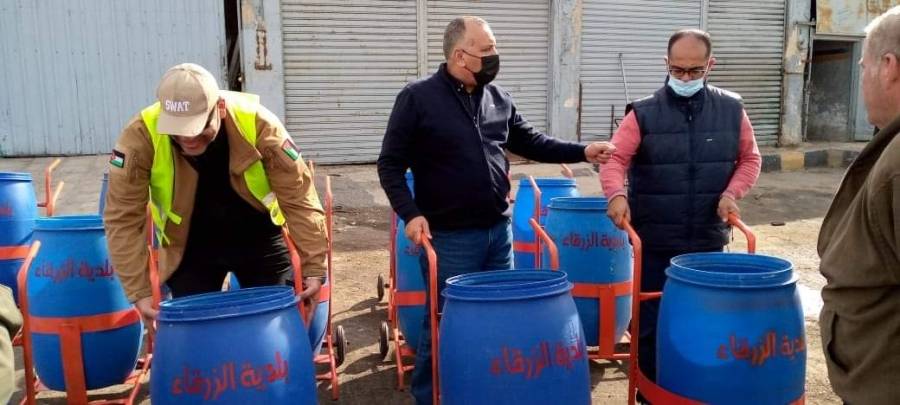 الجبور يشرف على توزيع 40 عربة نفايات على مناطق في  الزرقاء ...صور