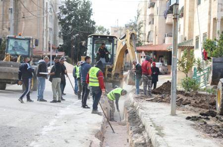 بعد سنوات .. بلدية اربد تنهي مشكلة تجمع المياه في النزهة