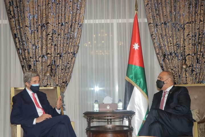 الخصاونة يستقبل كيري ويشيد بالدعم الأمريكي