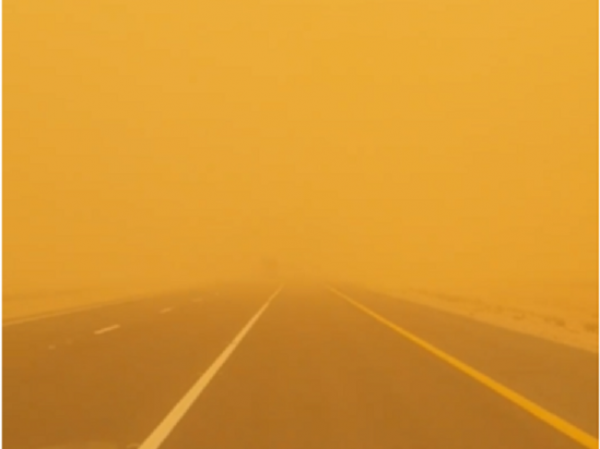 بالأسماء...غبار كثيف على الطريق الصحراوي واغلاق طرق في الجنوب