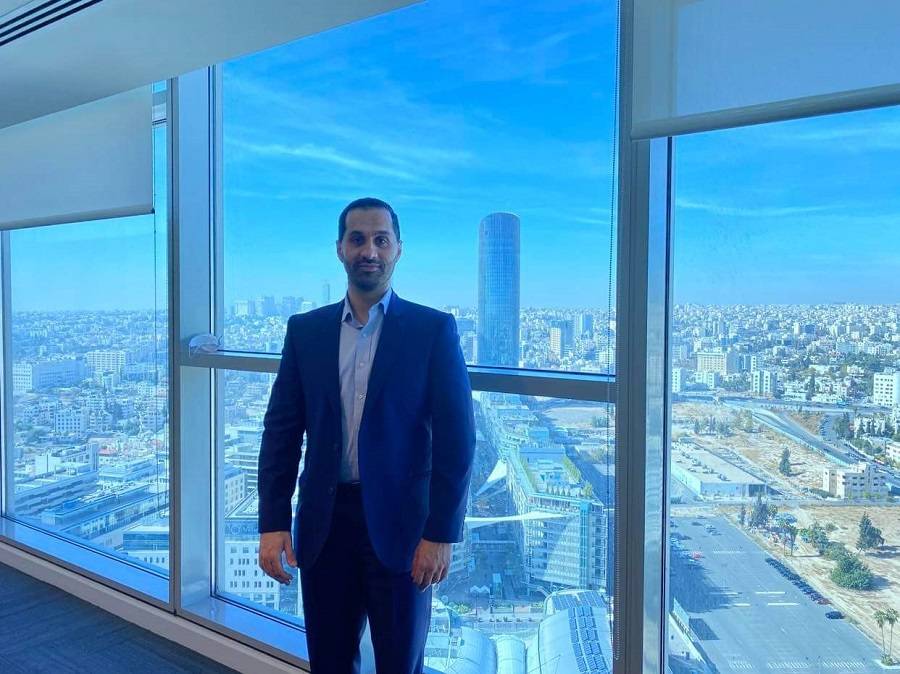 طبيب اردني ينجح بزراعة اصغر شبكة لعلاج ضغط العين في العالم