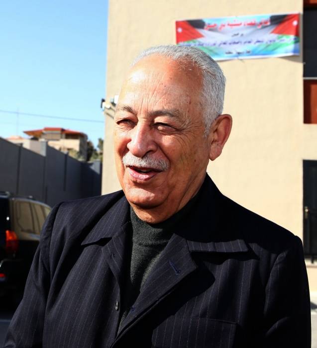 العيسوي يسلم مسكنًا لأسرة نقيب المعلمين الاسبق الحجايا 