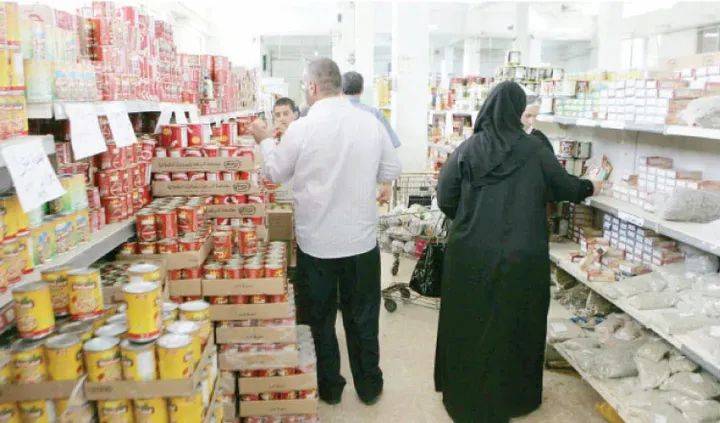 الحكومة تدرس تخفيض الرسوم على سلع غذائية أساسية