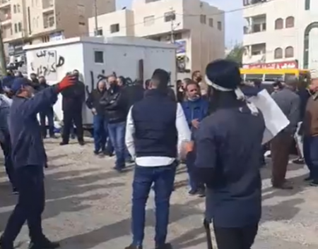 سائقو التطبيقات يعتصمون أمام هيئة النقل ويعلنون مطالبهم