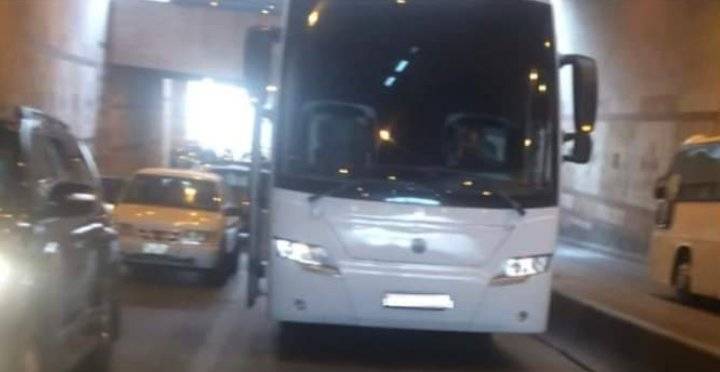 عاجل ..تعطل حافلة ركاب داخل نفق الدوار الرابع _صور