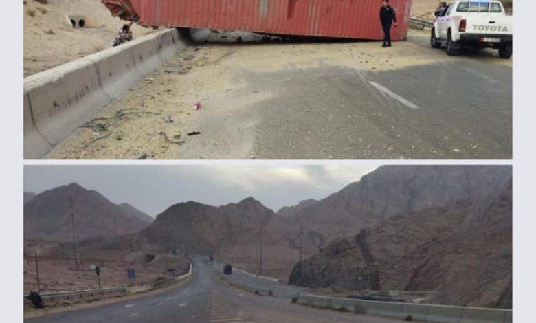 تدهور تريلا يغلق طريق العقبة الخلفي