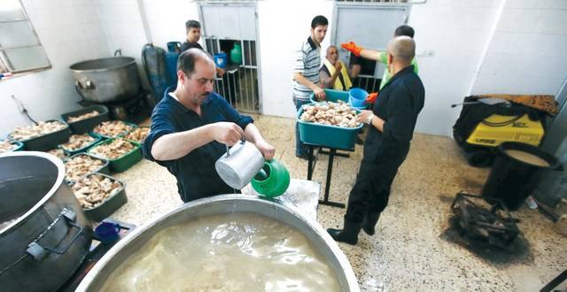 تكية ابراهيم الخليل توزع الطعام للأسر العفيفة صور