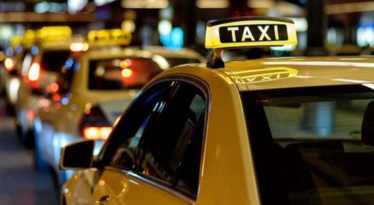 أصحاب مكاتب التكسي تطالب الحكومة بحل أزمة السير وعدم ترخيص تطبيقات جديدة