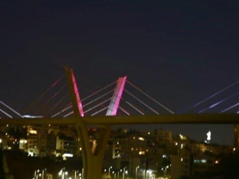 إضاءة جسر عبدون بألوان علم قطر