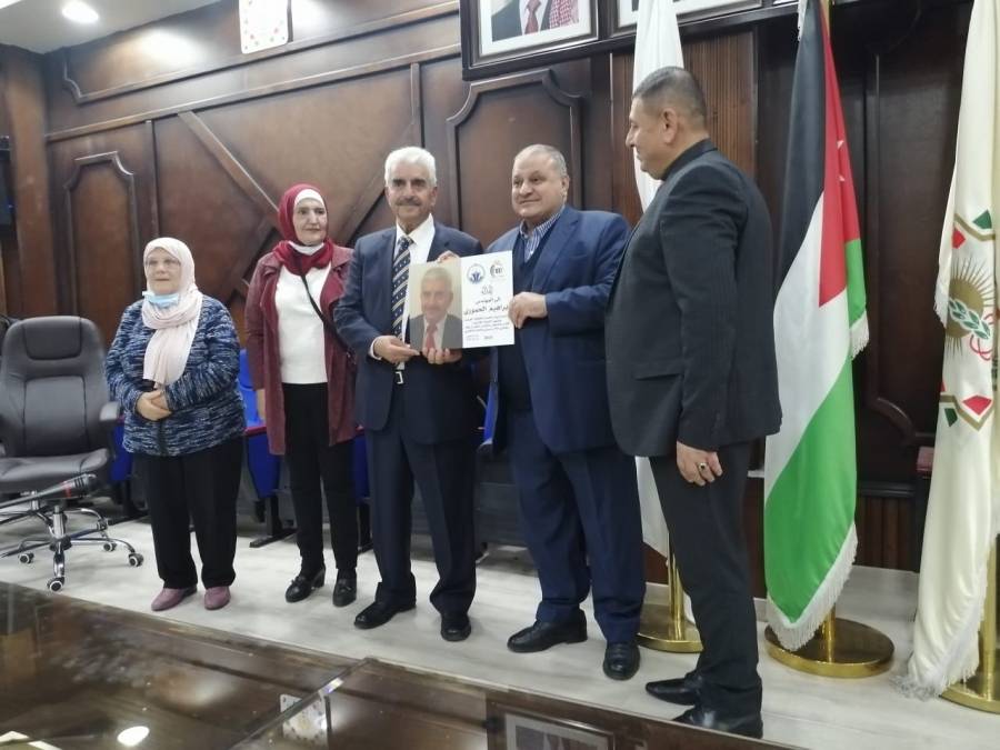 المخترع الحموري ينتدي حول انجازاته العلمية واختراعه الذي لم ير النور