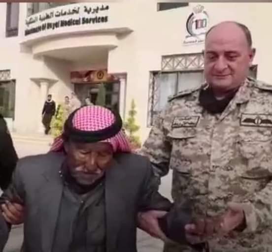 العميد الطبيب يوسف الزريقات، مدير الخدمات الطبية ، يستقبل ابو جدعان الخرشه، ويرافقه الى عيادة التخصص.