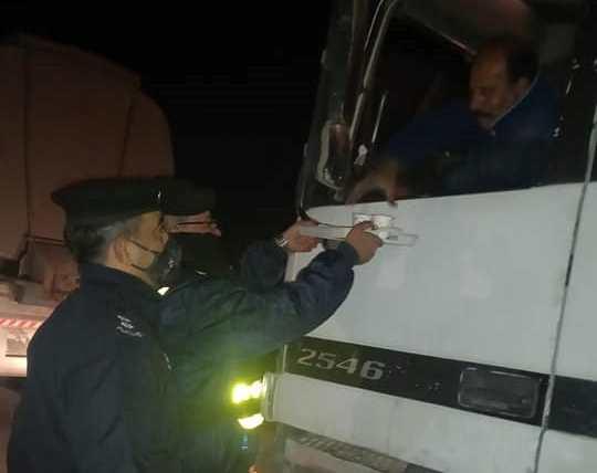 بالصور...الأمن يوزع مشروبات ساخنة على مرتادي الطرق الخارجية