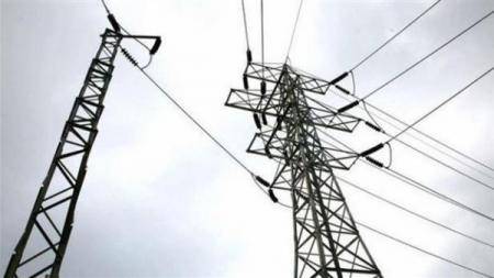 الكهرباء تؤكد جاهزية كوادرها للمنخفض الجوي وتنشر أرقام الطوارئ