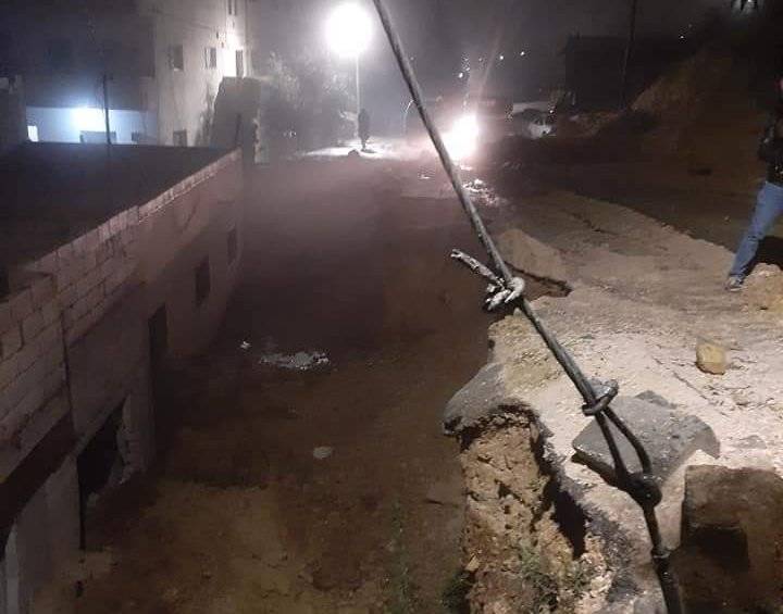 غزارة الامطار تتسبب بانهيار شارع في عنجره _صور