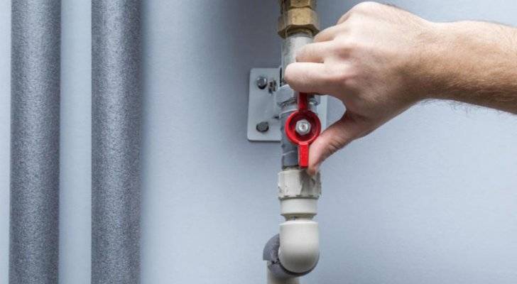 إيقاف ضخ المياه عن بعض المناطق بسبب تعطل محبس في إربد