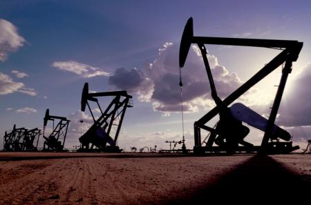 النفط يرتفع رغم مخاوف من أوميكرون