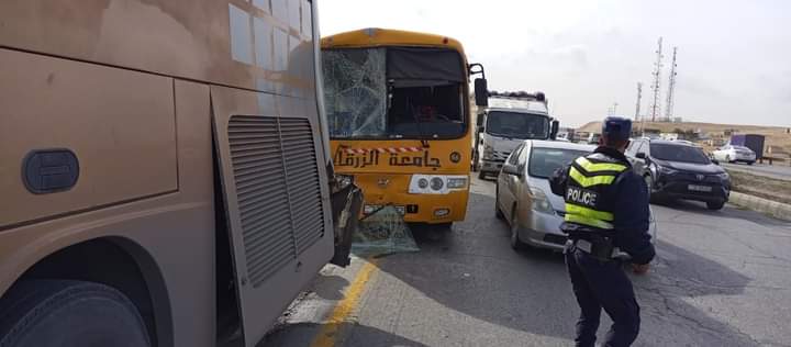 7 إصابات بتصادم حافلتين امام جامعة الزرقاء