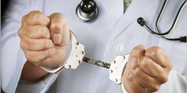 توقيف طبيب يعمل في وزارة الصحة لممارسته عمله وهو مصاب بكورونا