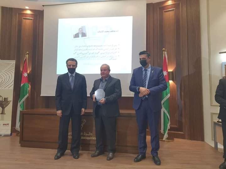 الفايز يكرم عميد سياحة اليرموك لإنجازاته واكتشافاته الأثرية