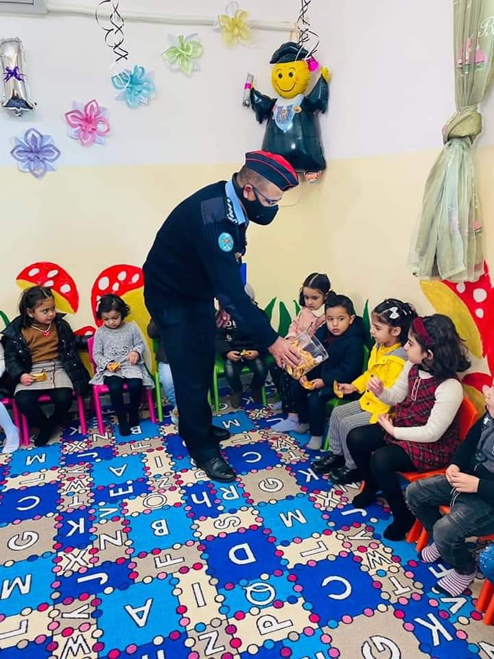 الشرطة المجتمعية تنظم نشاط ترفيهي توعوي لأطفال روضة سنافر الشوبك