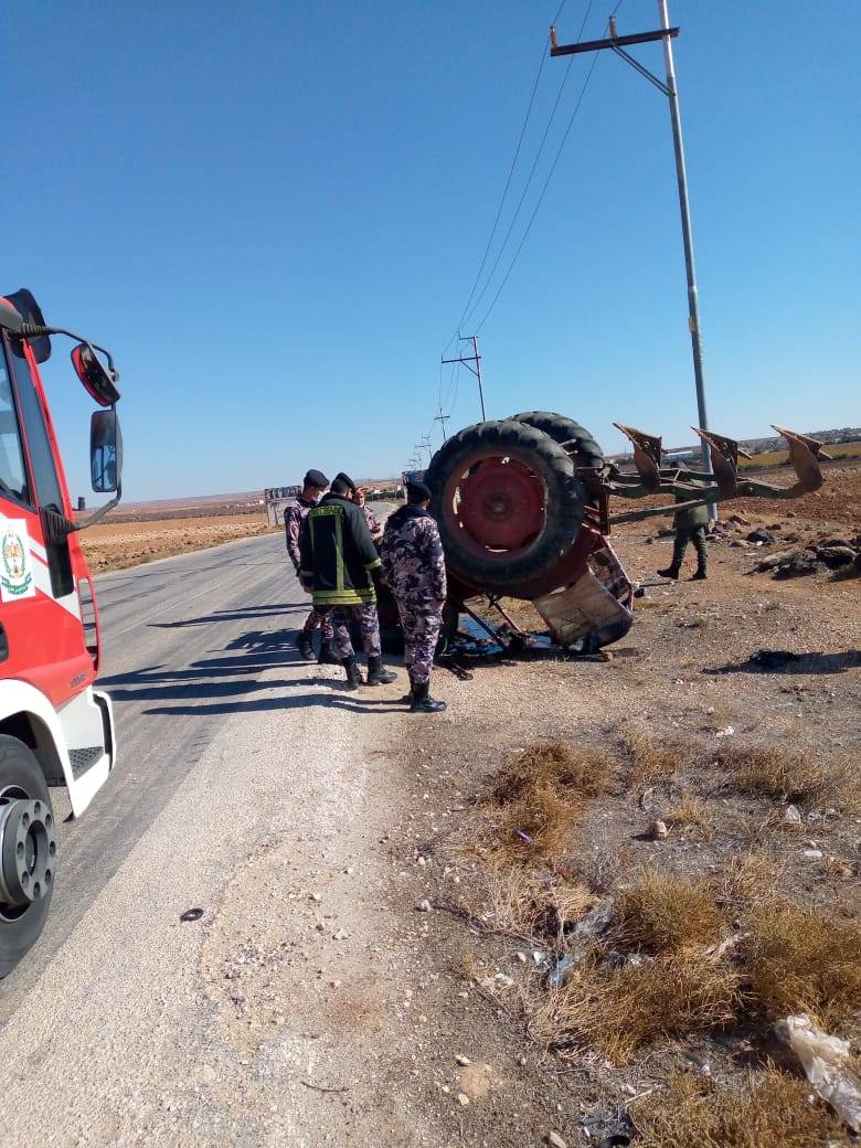 انقلاب تراكتور  زراعي  في البادية الشمالية