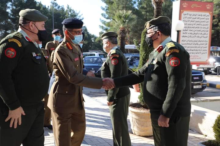 مدير عام الخدمات الطبية الملكية يستقبل وفداً عسكرياً عُمانياً _ صور