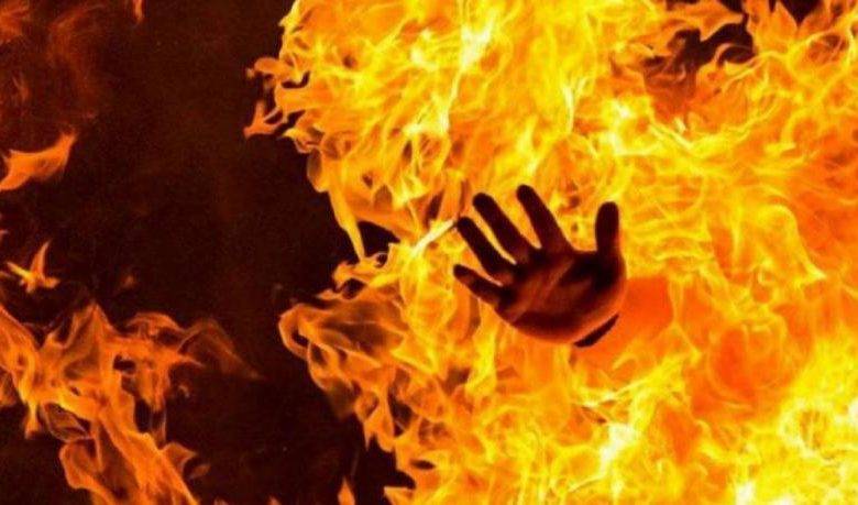 شاب يحرق نفسه في الزرقاء