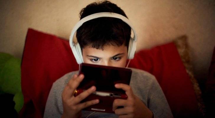 طبيب أردني يحذر من خطر الألعاب الإلكترونية: أبعدوا أطفالكم عنها