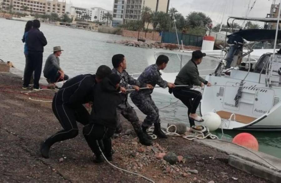 القوة البحرية والزوارق الملكية تنقذ ٣١ سائحاً تعرض زورقهم لعطل فني في العقبة