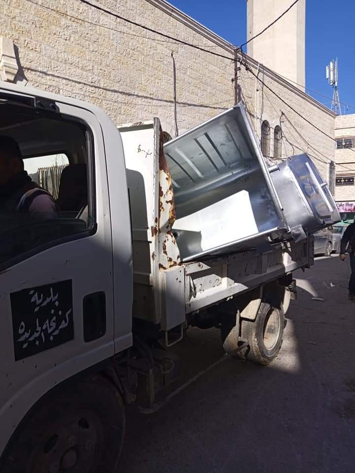بلدية كفرنجة توزع حاويات معدنية على مناطقها ...صور