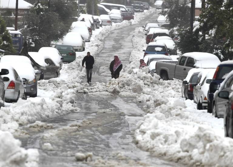 انقلاب مفاجئ على الطقس يستوجب الحذر.. وعواصف يتبعها منخفض قطبي مثلج