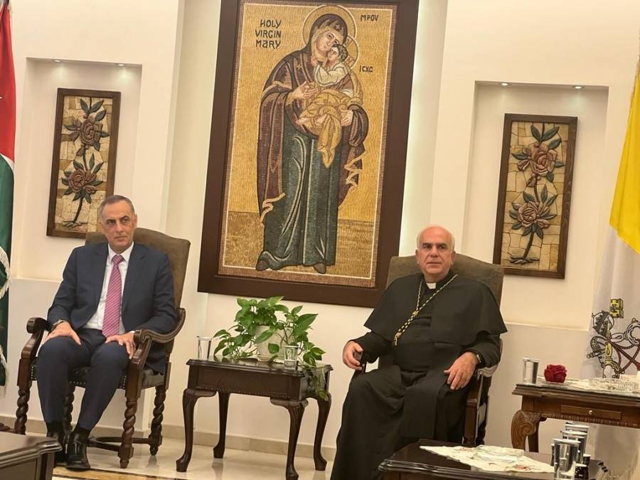 العدوان يزور مجلس الكنائس لتقديم المعايدة بعيد الميلاد المجيد...صور