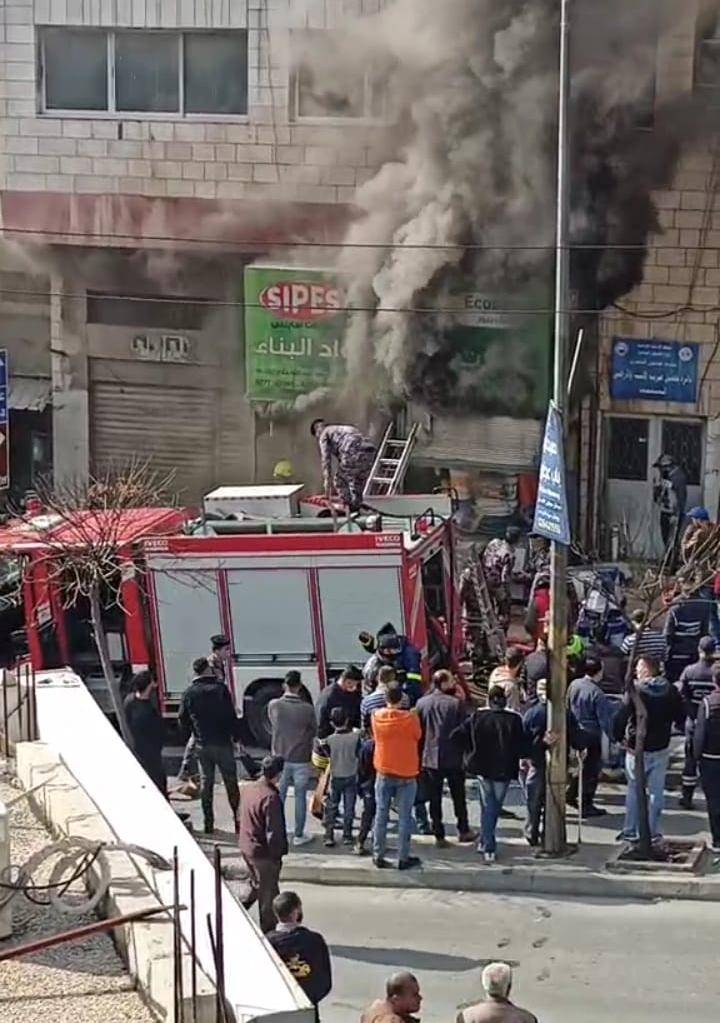 حريق بمحل لمواد البناء في محافظة عجلون ...صور